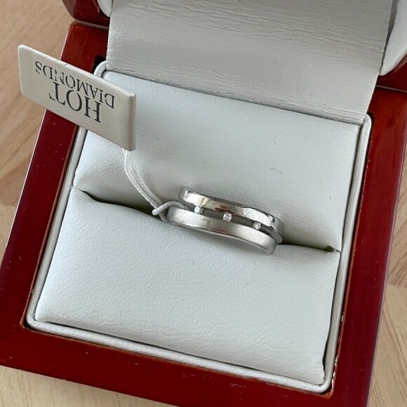 Vintage Sterling Silver Ring with 3 Diamonds - Picture 4 of 6